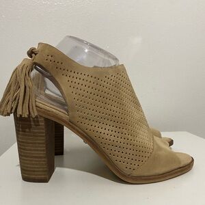 🍄 Gianni Bini Hadwin Tasseled
Suede Leather Cottagecore Peep
Toe Heels 10 US